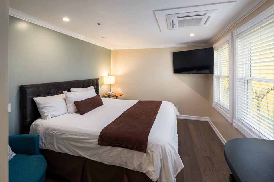 Catalina Island Hotel Glenmore Plaza King Deluxe Room courtyard view
