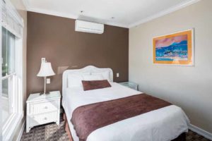 Catalina Hotel Glenmore PlazaQueen Room in KQMS